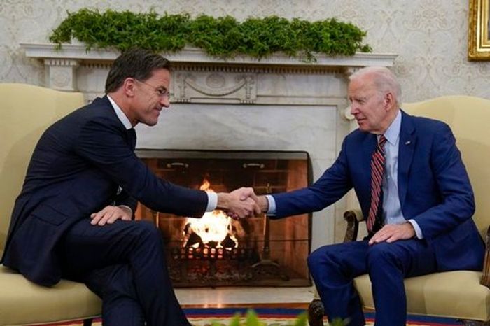 조 바이든(오른쪽) 미국 대통령과 마르크 뤼터 네덜란드 총리가 지난 1월 미국 백악관에서 만나 악수를 하고 있다. ⓒ AP/연합뉴스