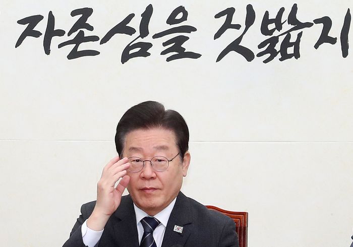 이재명 더불어민주당 대표가 17일 오전 국회에서 열린 최고위원회의에서 안경을 만지고 있다. ⓒ데일리안 박항구 기자