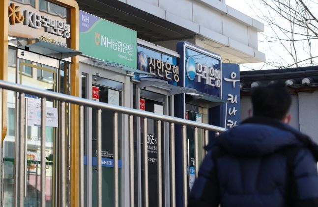 서울 시내에 은행 자동화기기들이 늘어서 있다. ⓒ뉴시스