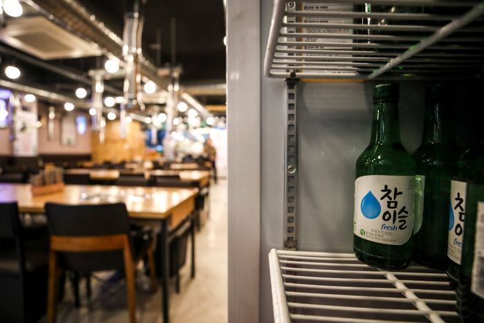 서울시내 한 음식점 냉장고에 소주와 맥주가 넣어져 있다.ⓒ뉴시스