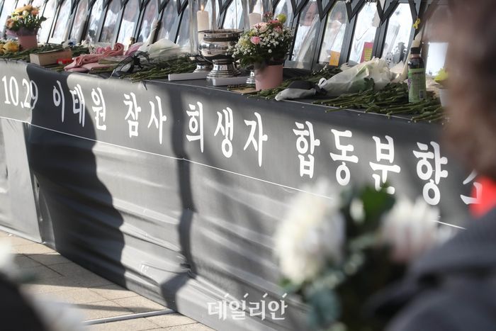 15일 서울 중구 이태원 참사 희생자 합동분향소에서 유가족들이 꽃을 들고 조문객을 기다리고 있다. ⓒ데일리안 김민호 기자