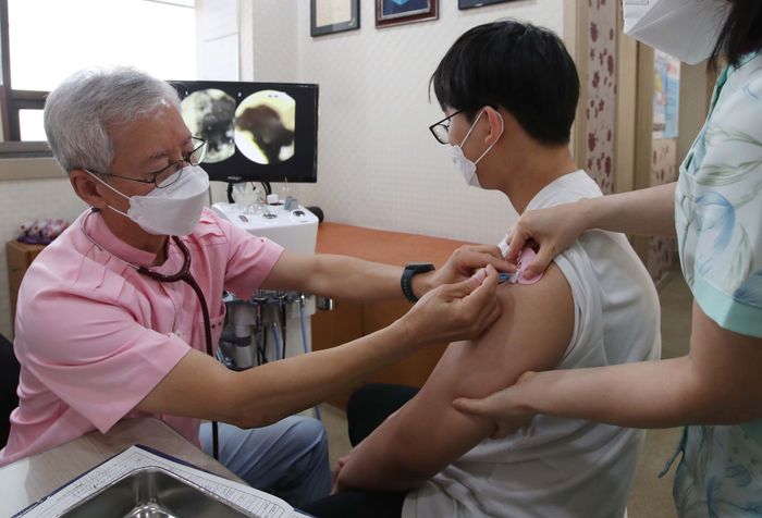서울 송파구의 한 소아과에서 청소년이 독감 예방접종을 하고 있다. ⓒ데일리안 류영주 기자