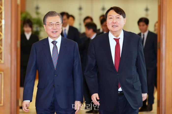 (왼쪽부터) 지난 2019년 문재인 당시 대통령과 윤석열 당시 검찰총장의 모습(자료사진) ⓒ뉴시스