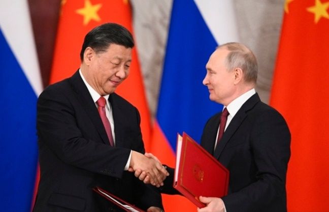 시진핑(왼쪽) 중국 국가주석과 블라디미르 푸틴 러시아 대통령이 21일(현지시간) 모스크바 크렘린궁에서 '중러 신시대 전면적 전략협력동반자 관계 심화에 관한 공동성명'에 서명 후 이를 교환하고 있다. ⓒAP/뉴시스
