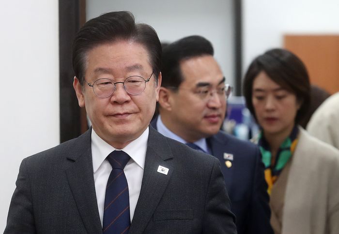 이재명 더불어민주당 대표가 22일 오전 국회에서 열린 최고위원회의에 들어서고 있다. ⓒ데일리안 박항구 기자