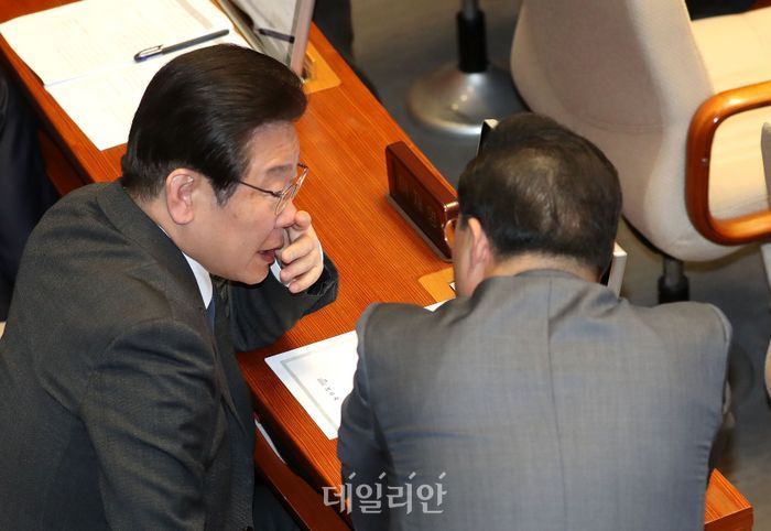 이재명 더불어민주당 대표와 박홍근 원내대표가 23일 오후 국회에서 열린 본회의에서 무언가 논의하고 있다. ⓒ데일리안 박항구 기자