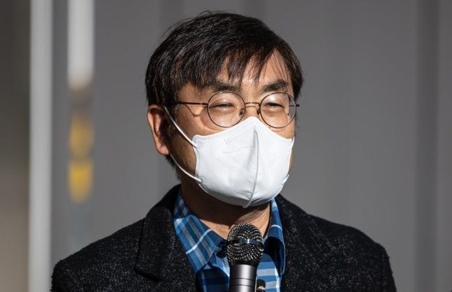한동훈 법무부 장관을 스토킹한 혐의로 고소된 '시민언론 더탐사' 강진구 대표가 지난해 11월 서울 강남구 수서경찰서에 피의자 조사를 받기 위해 출두하기 전 기자회견을 하고 있다. ⓒ연합뉴스