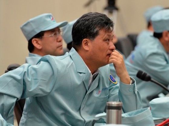 중국 유인우주선 선저우 7호 프로젝트를 성광시킨 마싱루이 부총지휘관이 지난 2008년 9월 간쑤성 주취안 우주센터에서 모니터를 지켜보고 있다. ⓒ 중국신문사 캡처