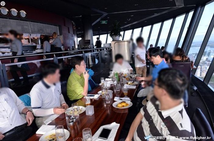 지난 2015년 1월 11일간 호주 출장 시 이재명 대표와 김문기 전 처장 식당에서 마주 앉아 대화하고 있는 모습. ⓒ 고공행진 블로그