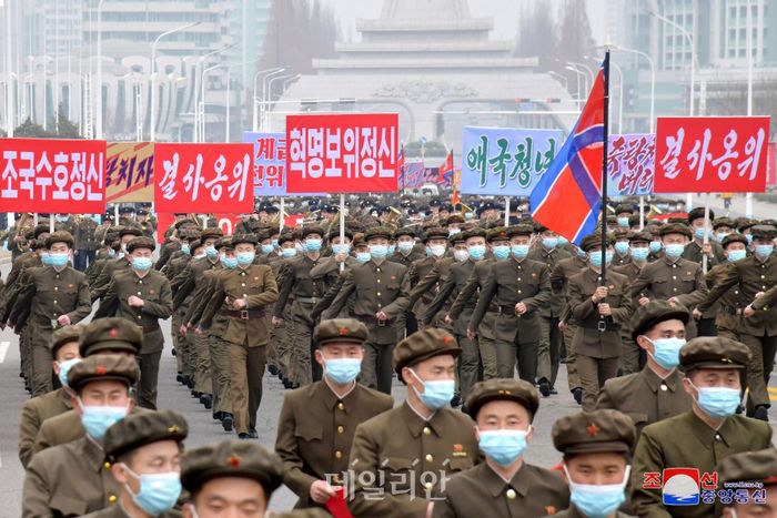 북한 청년들이 행진하는 모습(자료사진) ⓒ조선중앙통신