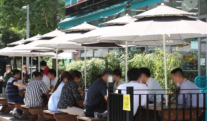 서울 시내 한 편의점 야외 테이블에서 시민들이 음료를 마시고 있다.ⓒ뉴시스