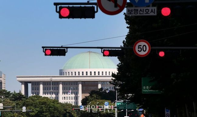 서울 여의도 국회의사당 앞 교통 신호등에 일제히 빨간불이 켜져 있다. (공동취재사진) ⓒ데일리안 박항구 기자