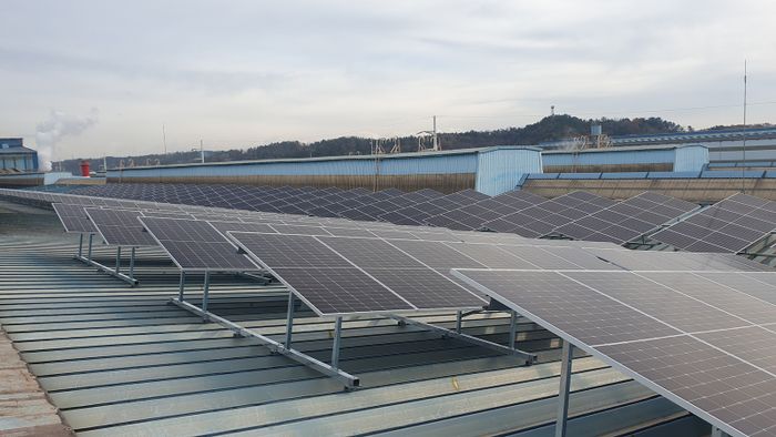 동국제강 포항공장 지붕에 설치된 태양광 자가발전 설비 모습 ⓒ동국제강
