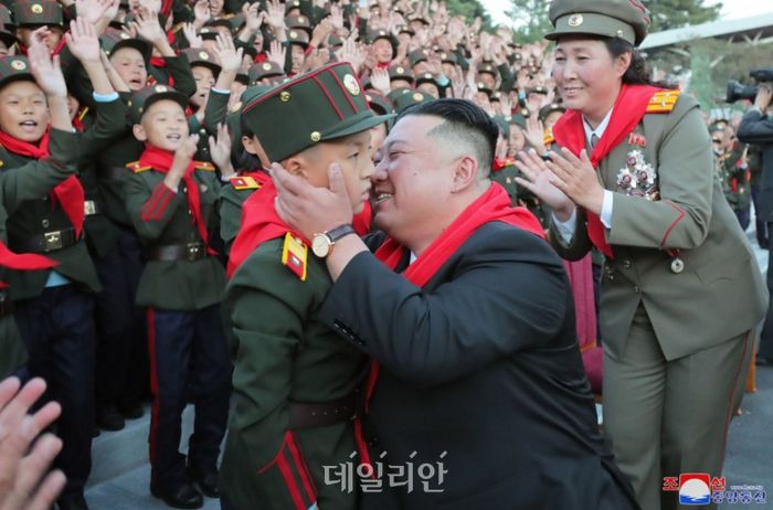 김정은 북한 국무위원장이 지난해 10월 12일 만경대혁명학원과 강반석혁명학원 창립 75주년 기념행사에 참석해 아이들을 '격려'하고 있다(자료사진). ⓒ조선중앙통신