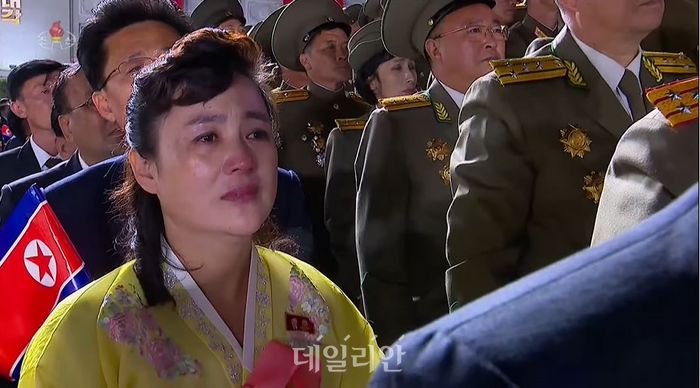 열병식에 참가한 북한 주민이 눈물 흘리는 모습(자료사진) ⓒ조선중앙TV