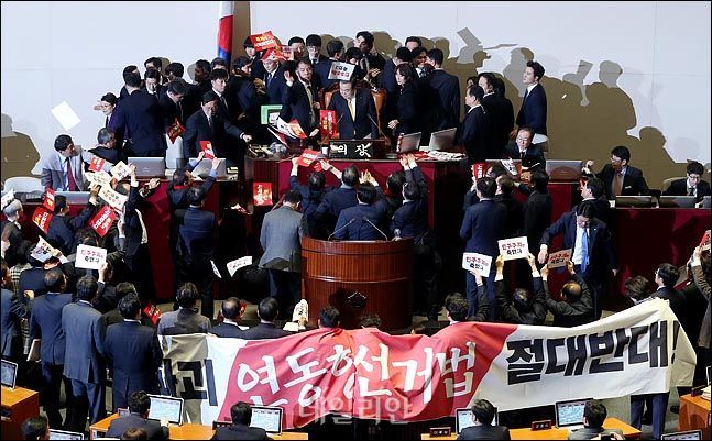 문희상 국회의장이 지난 2019년 12월 국회 본회의에서 당시 자유한국당 의원들의 격렬한 항의속에 선거법 개정안 가결을 선포하고 있다. ⓒ데일리안 박항구 기자