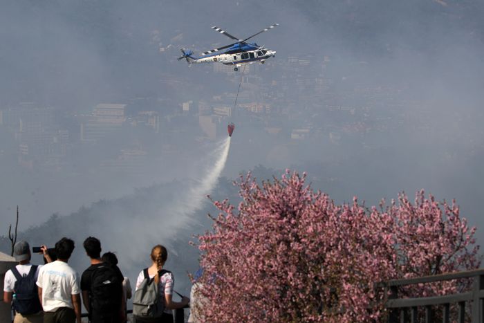 2일 오후 화재가 발생한 서울 종로구 인왕산에서 경찰 헬기가 화재 진화 작업을 하고 있다.ⓒ뉴시스