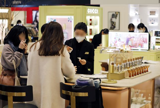 서울 롯데백화점 본점을 찾은 고객이 메이크업 제품들을 살펴보고 있다.ⓒ뉴시스