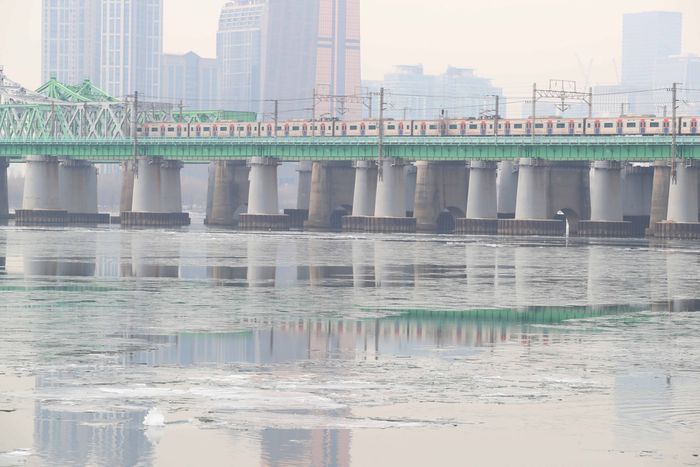 올해 1월 26일 서울 용산구 이촌한강공원 일대에서 바라본 얼음이 언 한강의 모. ⓒ데일리안 김민호 기자