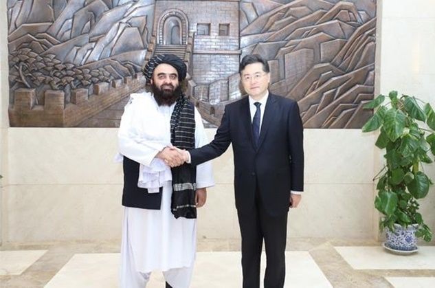친강(오른쪽) 중국 외교부장이 지난 6일 파키스탄 이슬라마바드에서 아미르 칸 무타키 아프간 외무장관 대행을 만나 악수하고 있다. ⓒ 중국 외교부 홈페이지 캡처