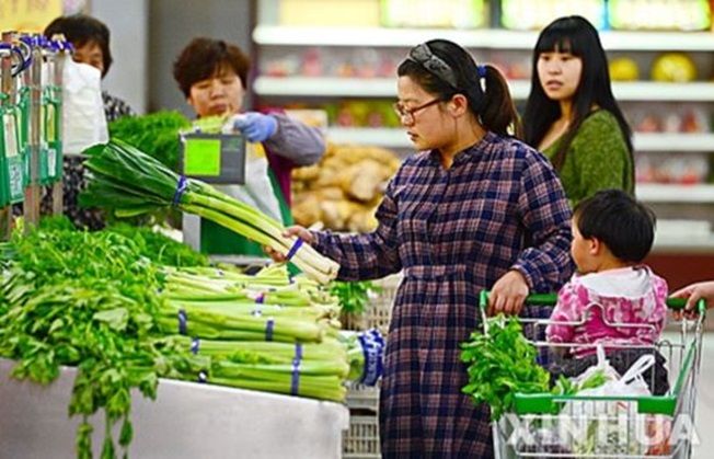 중국 4월 물가상승률이 2년 2개월 만에 최저치를 기록하면서 디플레이션 우려가 커지고 있다. 사진은 2016년 6월 10일 허베이성 바오딩의 한 슈퍼마켓에서 한 여성이 대파를 고르고 있다. ⓒ 신화/뉴시스