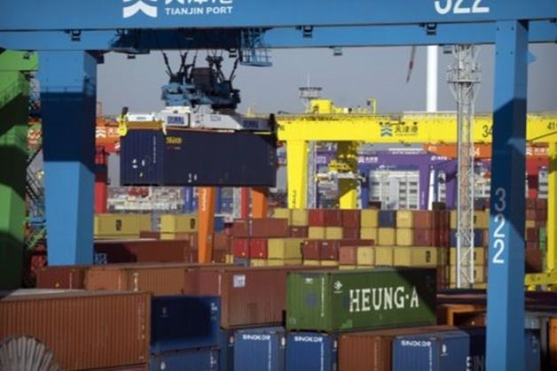 중국이 4월 수출 증가세를 이어갔지만 수입은 큰 폭으로 감소했다. 사진은 지난 1월 중국 톈진의 한 항구에서 크레인이 컨테이너를 들어올리고 있다. ⓒ AP/연합뉴스