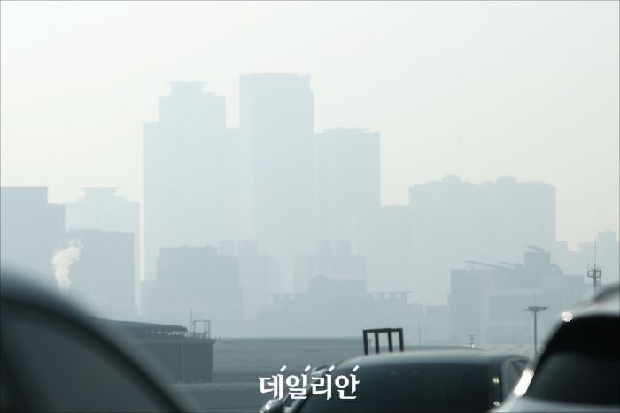 서울 시내가 미세먼지로 뿌옇게 보이고 있다.ⓒ데일리안DB