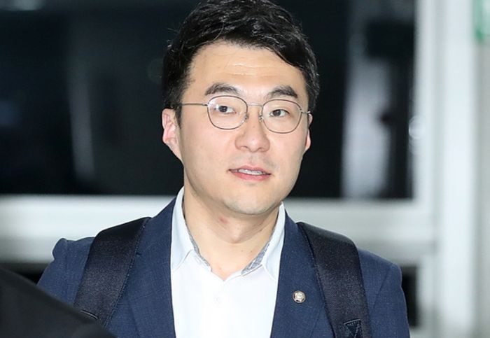 코인 보유 논란에 휩싸인 김남국 더불어민주당 의원이 지난 9일 오후 서울 여의도 국회 의원회관에서 이동하고 있다. ⓒ뉴시스