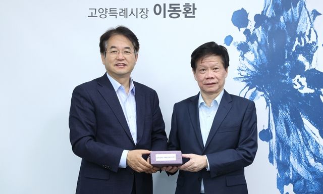 이동환 고양시장(좌)과 람킨용(Lam Khin Yong) 난양공대 수석 부총장(우))ⓒ고양특례시