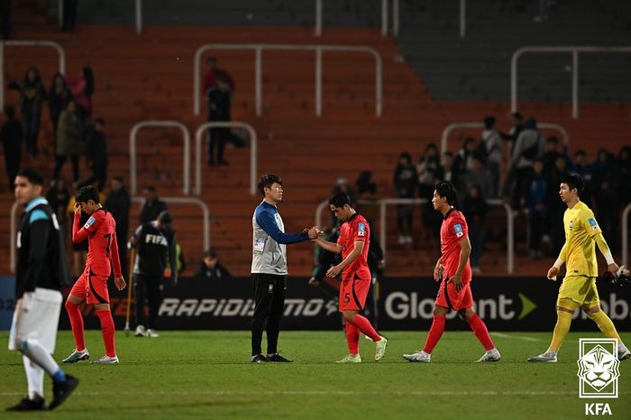 김은중 감독이 온두라스와 무승부를 거둔 뒤 선수들을 격려하고 있다. ⓒ 대한축구협회