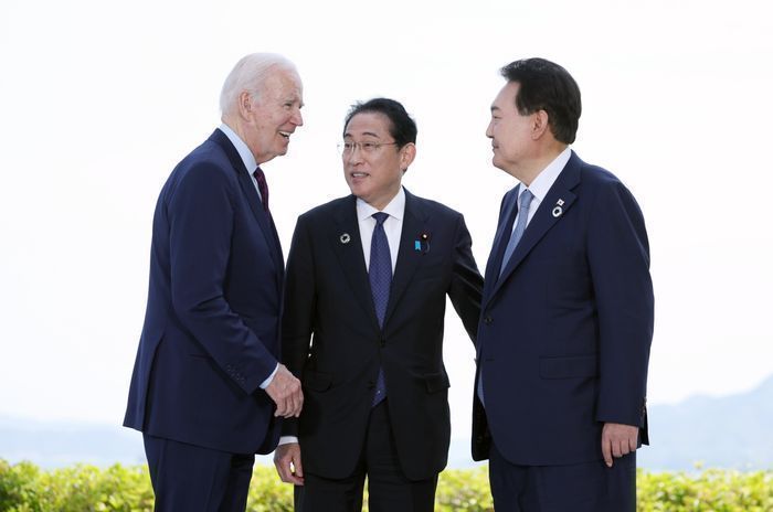윤석열 대통령이 21일 히로시마 G7 정상회의장인 그랜드프린스호텔에서 조 바이든 미국 대통령, 기시다 후미오 일본 총리와 한미일 정상회담을 하고 있다. ⓒ뉴시스