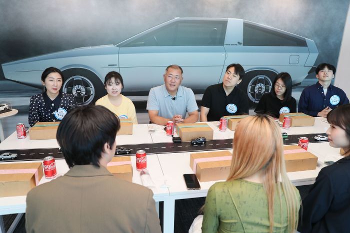 정의선 현대자동차그룹 회장이 MZ세대들과 식사를 하며 담소를 나누고 있다.ⓒ전국경제인연합회