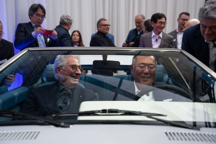 정의선 현대자동차그룹 회장(왼쪽)과 디자이너 조르제토 주지아로가 이탈리아 레이크 코모에서 열린 '현대 리유니온' 행사에서 '포니 쿠페 콘셉트' 복원 모델에 탑승해 대화를 나누고 있다. ⓒ현대자동차