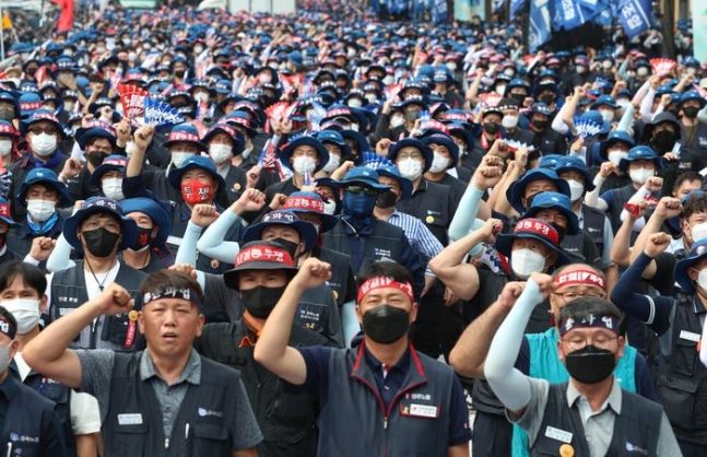 민주노총 전국금속노동조합이 2022년 7월 20일 서울 용산구 삼각지역 앞에서 총파업 결의대회를 하고 있다. ⓒ데일리안