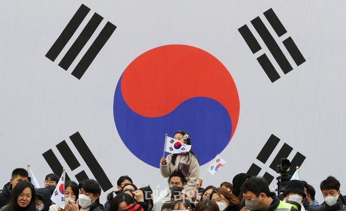 서울 서대문형무소역사관에서 열린 삼일절 104주년 기념 '서대문, 1919 그 날의 함성' 행사에서 한 어린이가 태극기를 흔들고 있다. ⓒ뉴시스