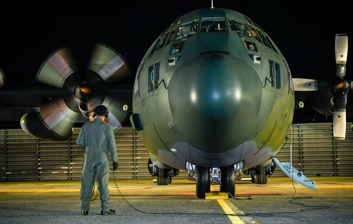 공군 제5공중기동비행단 소속 수송기 C-130H가 지난 2018년 10월 경남 김해기지에서 태풍 '위투' 내습으로 큰 피해를 입은 사이판으로 출발하고 있다. ⓒ뉴시스