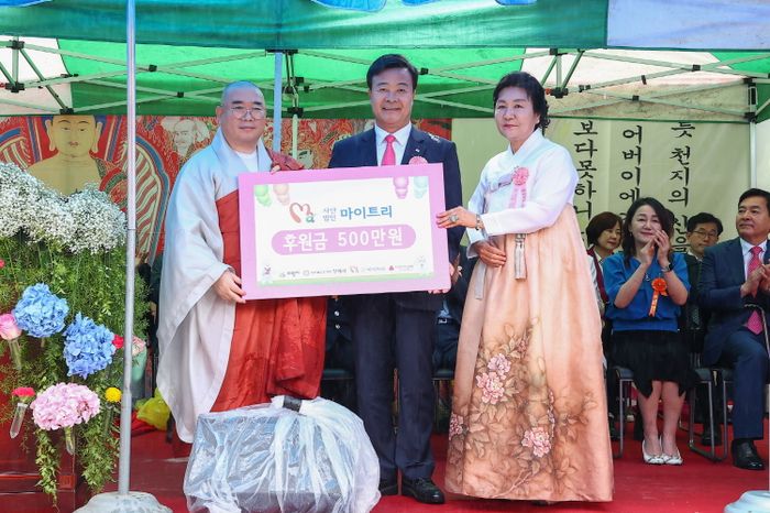 김성제 의왕시장이 청계사로부터 후원금을 전달받고 기념사진을 촬영하고 있다. ⓒ의왕시 제공