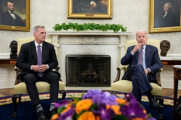 조 바이든(오른쪽) 대통령이 지난 22일 워싱턴DC 백악관에서 케빈 매카시 미국 하원의장과 만나 부채한도 상향에 대해 논의를 하고 있다. ⓒ AP/연합뉴스
