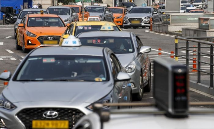 지난해 11월9일 오후 서울 중구 서울역 택시승강장에 택시들이 줄 지어 서 있다. ⓒ뉴시스