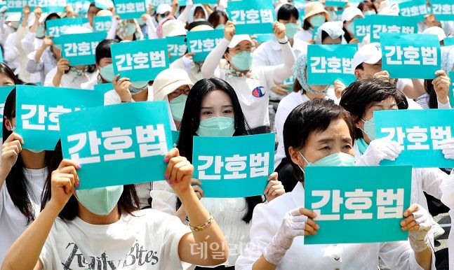 대한간호협회 소속 간호사들이 지난 19일 서울 종로구 세종대로에서 간호법 거부권 행사 규탄 총궐기대회를 하고 있다. ⓒ뉴시스