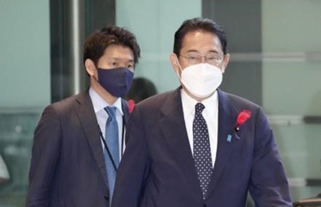 기사다 후미오 일본 총리(오른쪽)와 장남 기시다 쇼타로 총리정무 비서관이 지난해 10월 4일 도쿄 총리관저에 들어서고 있다. ⓒ교도/연합뉴스