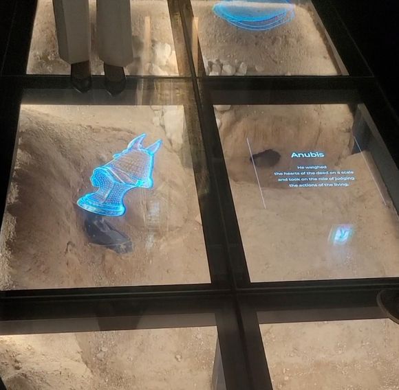 LG디스플레이의 투명 OLED(올레드)를 활용한 유물 전시. 실시간으로 유물의 관련 정보들을 띄워 준다.ⓒ데일리안 임채현