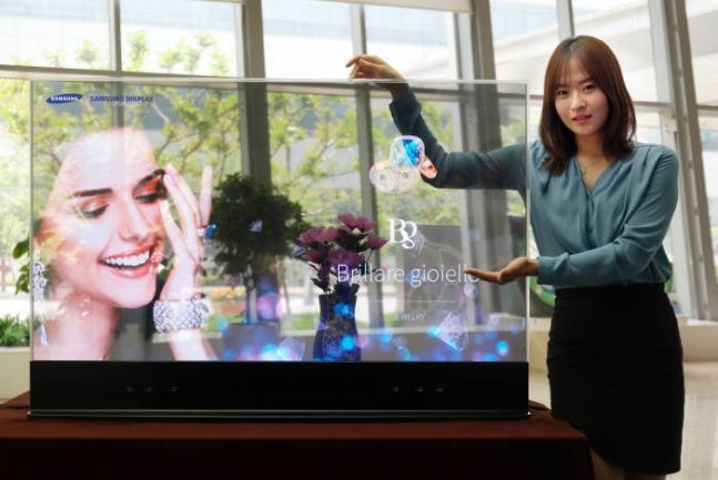삼성디스플레이가 2016년 CES에서 공개한 투명 OLED 모습.ⓒ삼성디스플레이