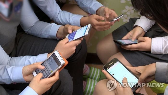 스마트폰을 사용 중인 청소년들의 모습.ⓒ연합뉴스