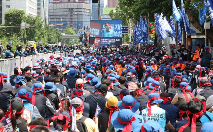 금속노조 조합원들이 31일 서울 서대문구 경찰청 앞에서 총파업대회를 하고 있다. ⓒ뉴시스