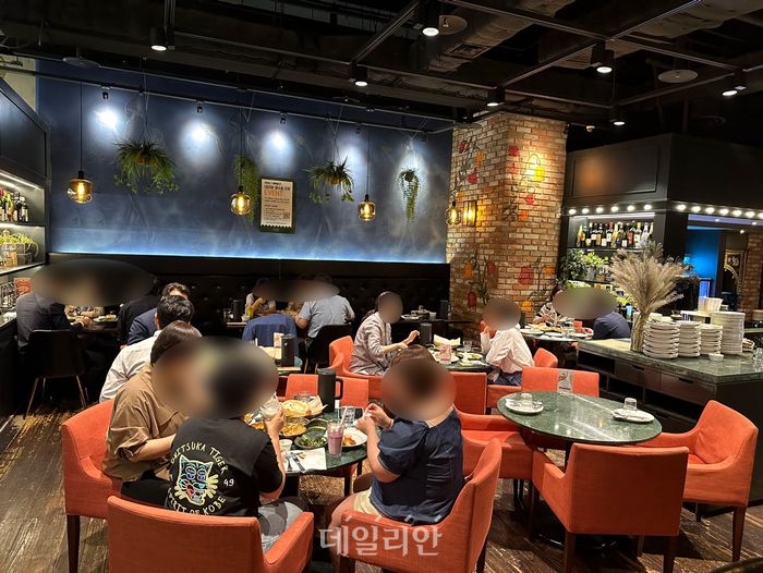 서울 광화문역 인근 음식점에서 직장인 대부분은 마스크를 벗은 채 대화하며 식사하고 있다.ⓒ데일리안