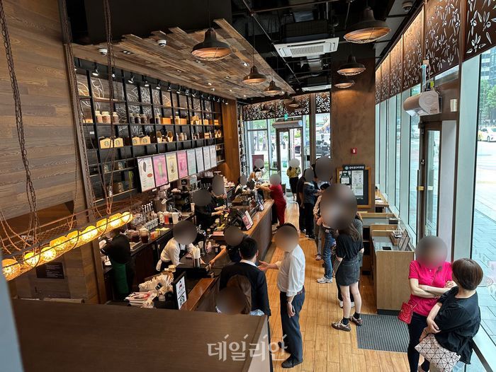 서울 광화문역 인근 카페에서 직원들 대부분은 마스크를 쓴 채 주문을 받고 있다.ⓒ데일리안