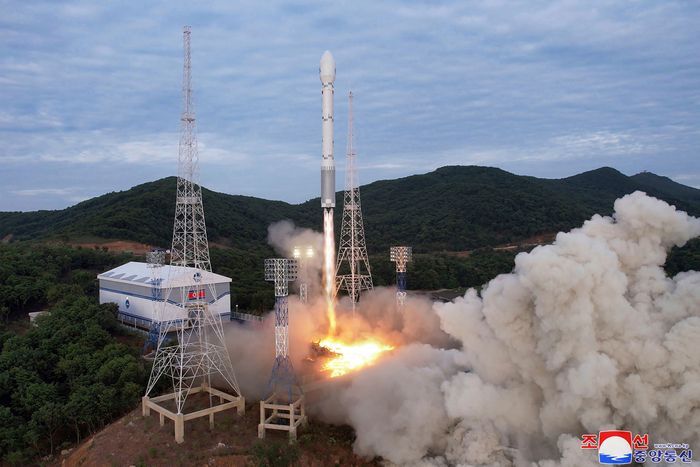 지난달 31일 북한 평안북도 동창리의 위성 발사장에서 군사 정찰위성 '만리경 1호'를 실은 천리마 1형 로켓이 발사되고 있다. ⓒAP/뉴시스