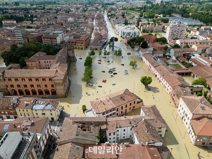 지난달 18일 집중호우로 이탈리아 라벤나 인근 강이 범람해 도시 전체가 침수됐다. ⓒ연합뉴스