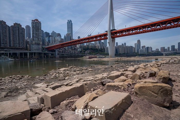 지난해 8월 중국 충칭에 있는 양쯔강의 주요 지류인 자링강의 수위가 낮아지면서 강바닥의 바위가 드러나고 있다. ⓒ뉴시스